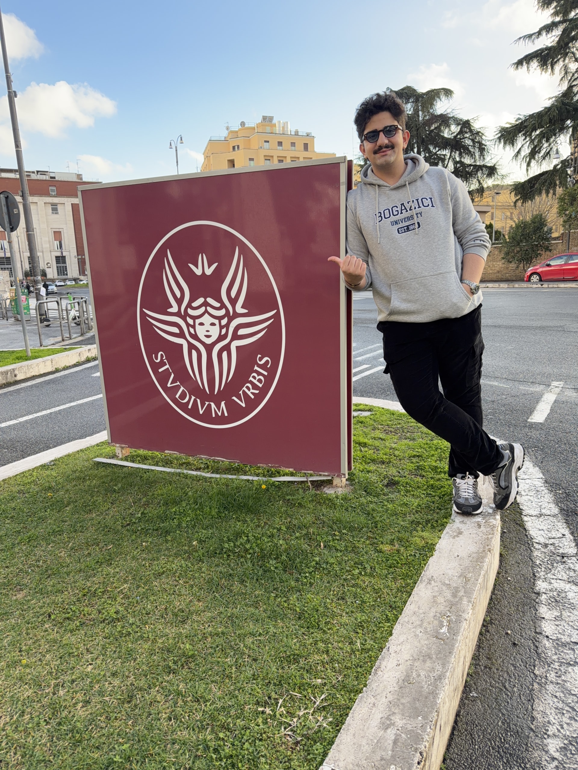 Kurucumuz ve yönetim kurulu başkanımız Sn. Çınar Özmeral Sapienza Üniversitesinin tanıtımını yapıyor.