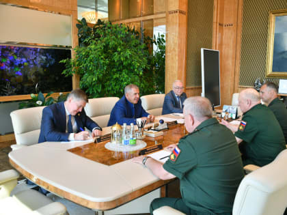 Минниханов познакомился с новым начальником танкового училища в Казани