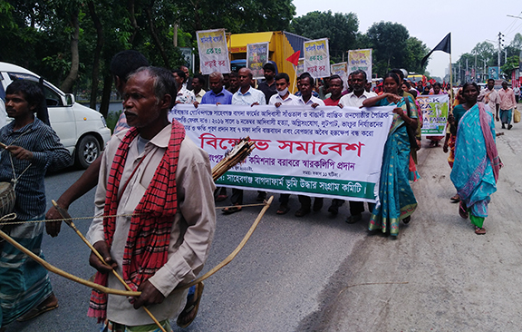 রংপুরে আদিবাসী জনগোষ্ঠির ৭ দফা দাবী বাস্তবায়নের দাবীতে বিক্ষোভ মিছিল