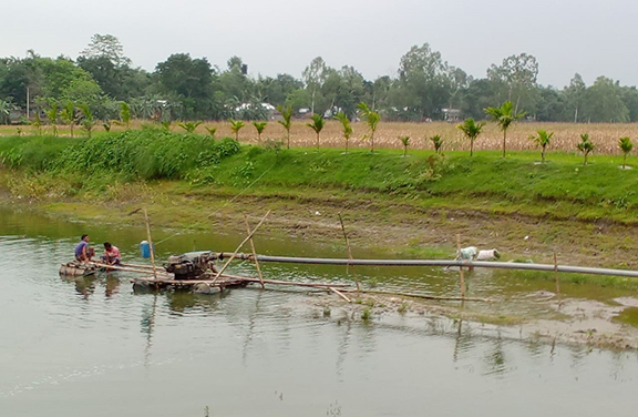 সাবেক ইউপি সদস্যের বালু উত্তোলনের অভিযোগ