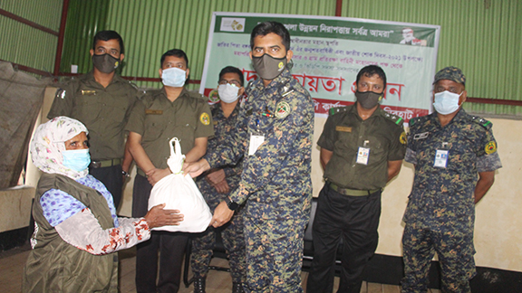 লালমনিরহাটে আনসার ও ভিডিপি সদস্যদের মাঝে খাদ্য সহায়তা প্রদান