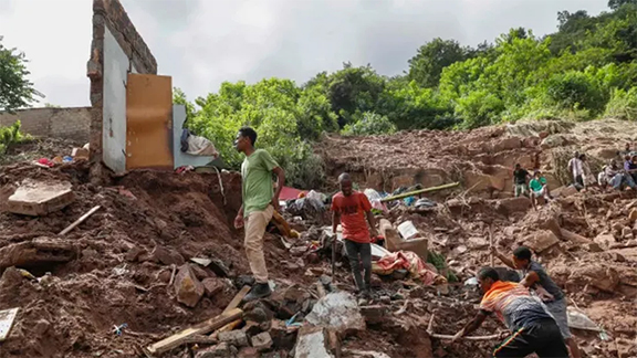 দক্ষিণ আফ্রিকায় ভয়াবহ বন্যায় নিহত বেড়ে প্রায় ৪০০