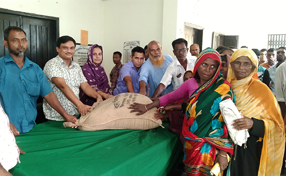 হাতীবান্ধায় পানিবন্দি পরিবারের মাঝে ত্রাণ বিতরণ শুরু