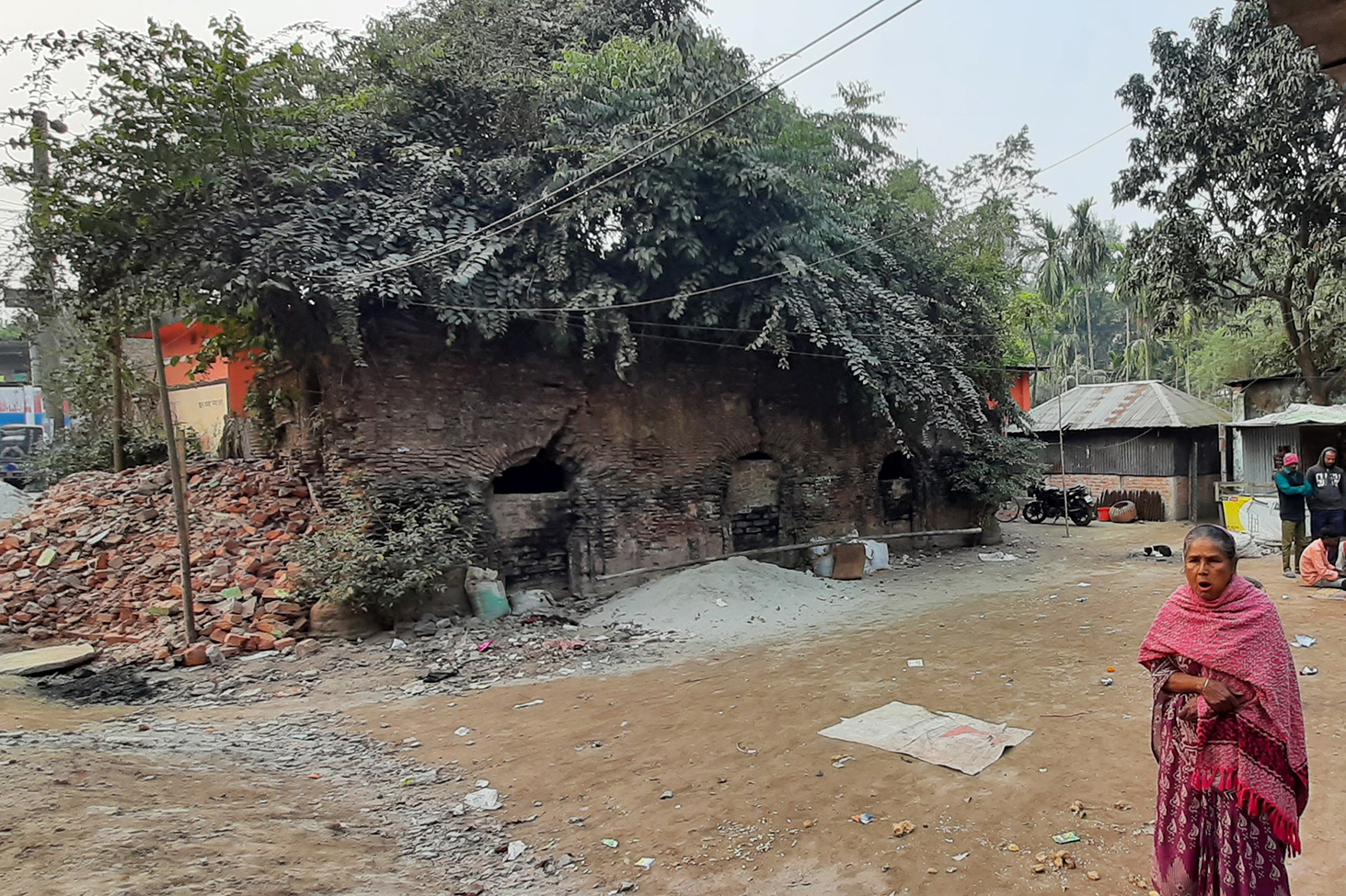 সংরক্ষণে পদক্ষেপ না নেয়ায় হারিয়ে যেতে বসেছে ঐতিহাসিক নিদর্শন বখতিয়ারি মসজিদ