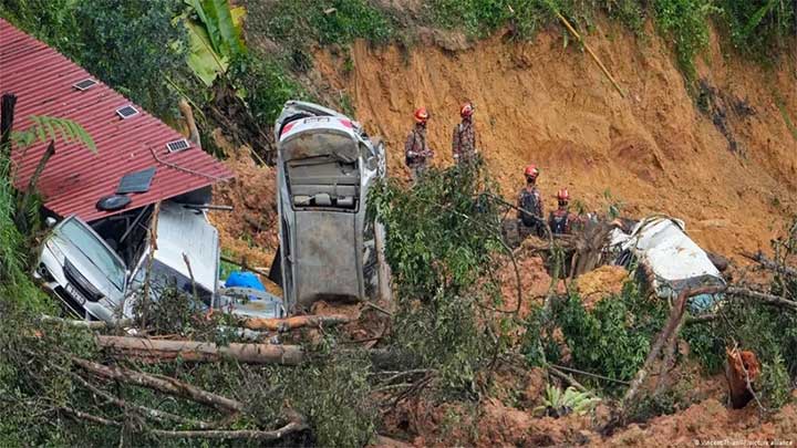 মালয়েশিয়ায় ভূমিধসে বাড়ছে নিহতের সংখ্যা