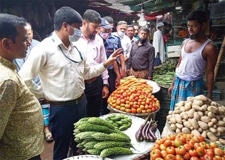 কুমিল্লায় নিত্যপণ্যের বাজারে অভিযান: ৩ প্রতিষ্ঠানকে জরিমানা