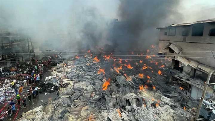 সাড়ে ছয় ঘণ্টা পর বঙ্গবাজারে আগুন নিয়ন্ত্রণে