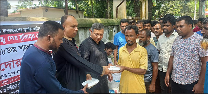 শোক দিবসে লালমনিরহাট বাস, মিনিবাস ও মাইক্রো শ্রমিক ইউনিয়নের খাবার বিতরণ