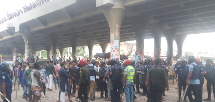 আওয়মীলীগের দু’ গ্রুপে সংঘর্ষ ধাওয়া পাল্টা ধাওয়া সংঘর্ষ পুলিশ, সাংবাদিক সহ শতাধিক আহত