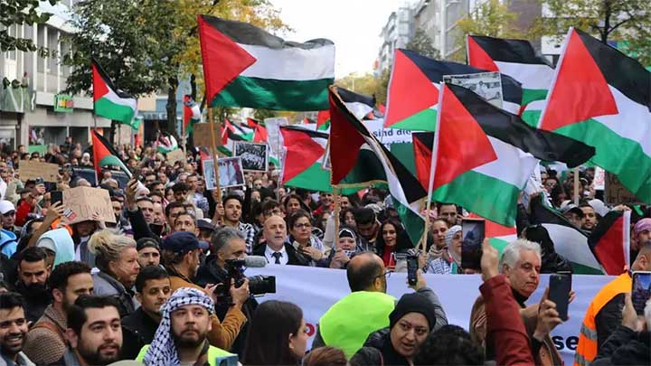 Thousands march in support of Gazans