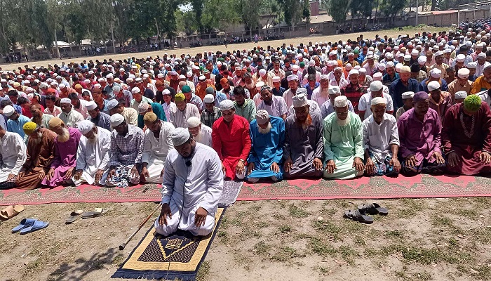 হাতীবান্ধায় বৃষ্টির জন্য বিশেষ নামাজ আদায়