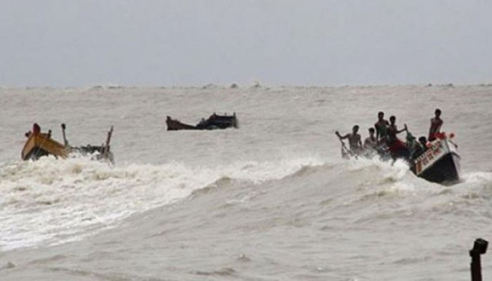 বঙ্গোপসাগরে লবণবাহী ১০ ট্রলার ডুবি, উদ্ধার ৩৪