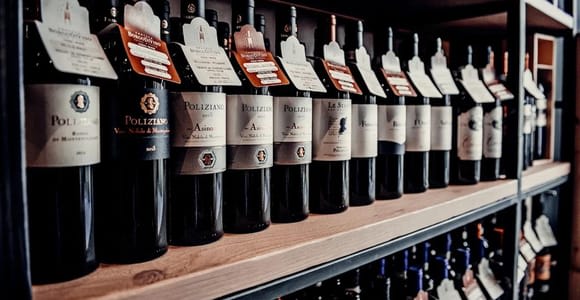 Bergamo Alta: Wine tasting with a charcuterie board in a wine bar in the city center