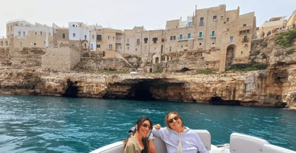 Polignano: Private Bootstour zu den Grotten mit Bad und Aperitif