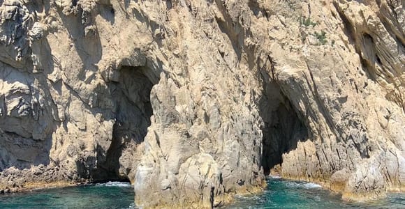 Elba Island: Guided boat tour to the Pomonte shipwreck and the Blue Grotto