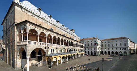 Padua: Historic Walking Tour and Tastings at Caffè Pedrocchi