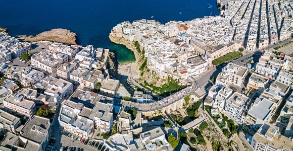 Bari: Guided Private Bus Day Tour of Alberobello, Monopoli, and Polignano