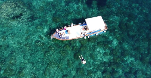 Taormina: Coastline Boat Tour with Aperitif and Snorkeling