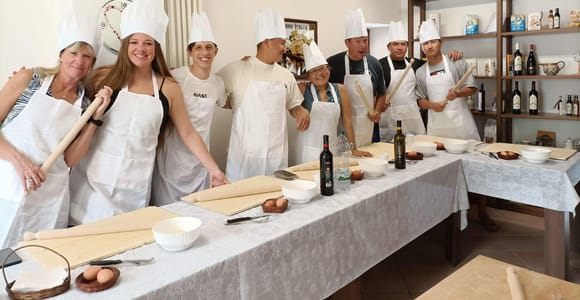 Asís: Clase de cocina con salsa italiana y cata de vinos