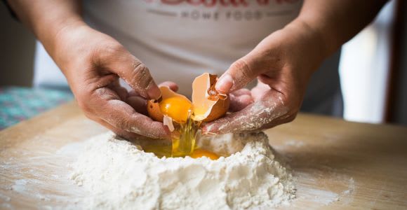 Bologna: Private Pasta & Tiramisu Class at Local Home