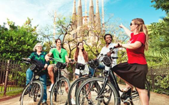 Barcelona Bike Tour with a Break on a Beach Terrace Bar