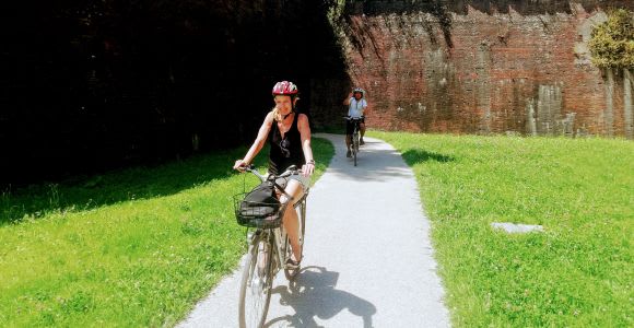 Private Lucca Sightseeing Tour by E-bike or City bike