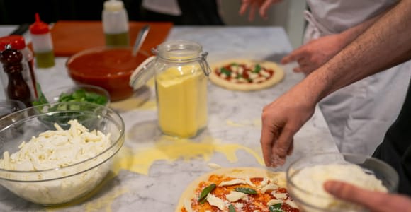 Milan: Pizza or Pasta and Gelato-Making Class with Wine