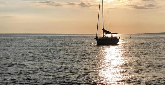 TRAMONTO - aperitivo su una barca a vela