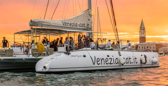 Venice: Catamaran Sunset Jazz Cruise with Aperitivo
