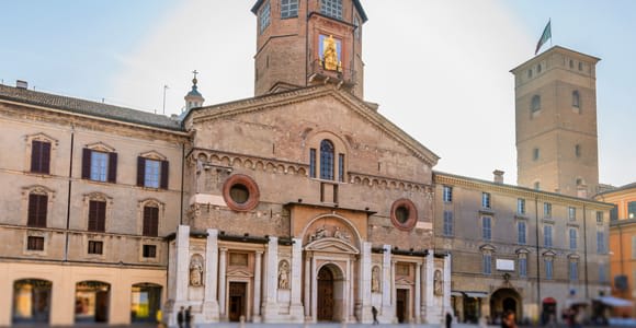 Reggio Emilia: Guided Walking Tour with Food Tastings