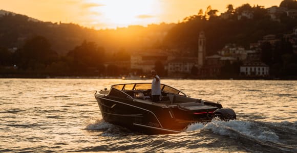Lago di Como: tour in barca di lusso di 2 ore con capitano e ville