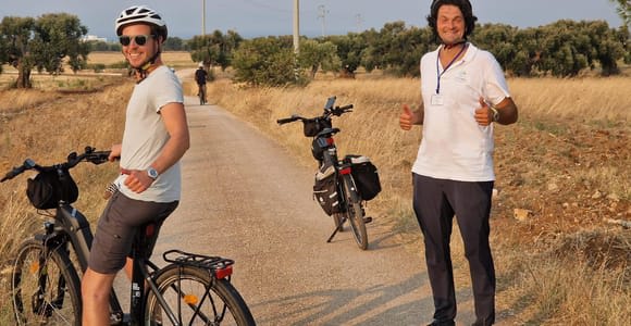 Ostuni: tour in e-bike, ulivi antichi e degustazione di olio