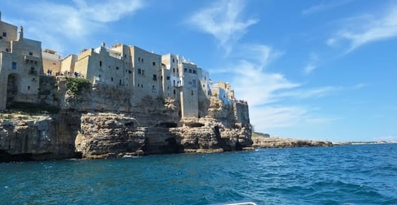 Côte et grottes de Polignano : excursion en bateau, boissons, baignade, musique et divertissement.