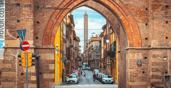 Bologna: Private Top Historical Sites Guided Walking Tour