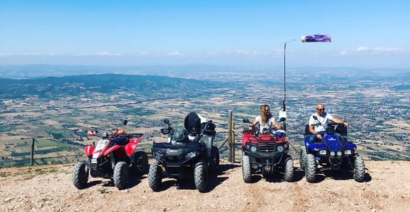 Asís: Aventura guiada en quad con aperitivo