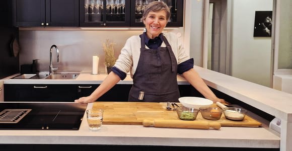 Parma: Experiencia de pasta fresca en el centro histórico con vino y parmesano
