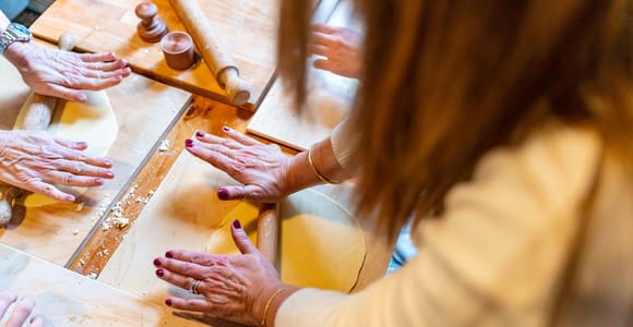 Como: Pasta- und Tiramisu-Kochkurs im Hause eines italienischen Gastgebers mit Wein