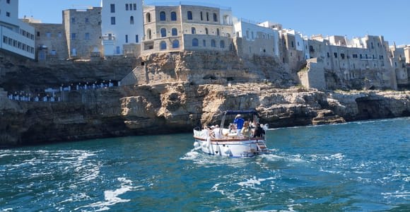 Монополи: 2,5-часовая экскурсия на лодке в пещеры Полиньяно-а-Маре