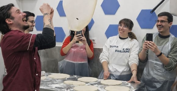 Naples : atelier de préparation de pizza avec boisson et apéritif