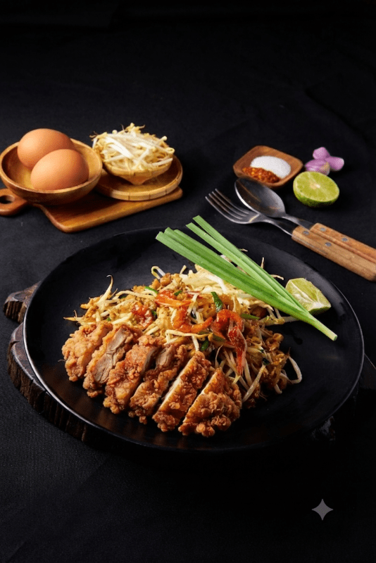 ผัดไทยทรงเครื่องไก่กรอบ