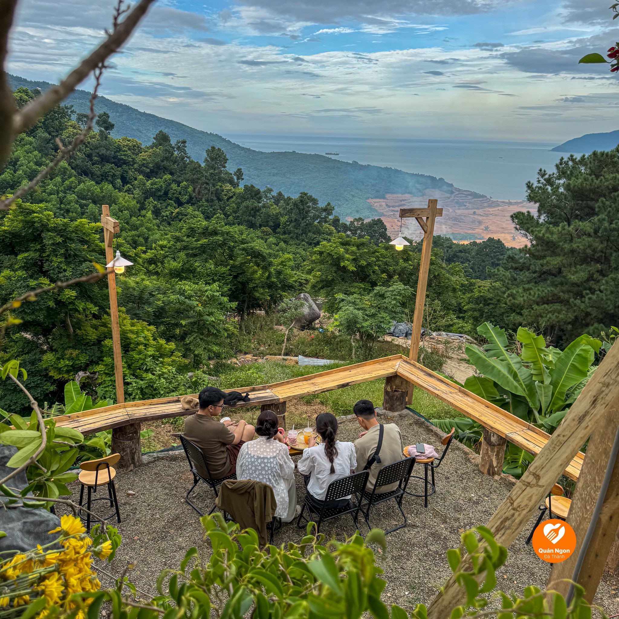 Hoa Mây Ngàn Coffee săn mây