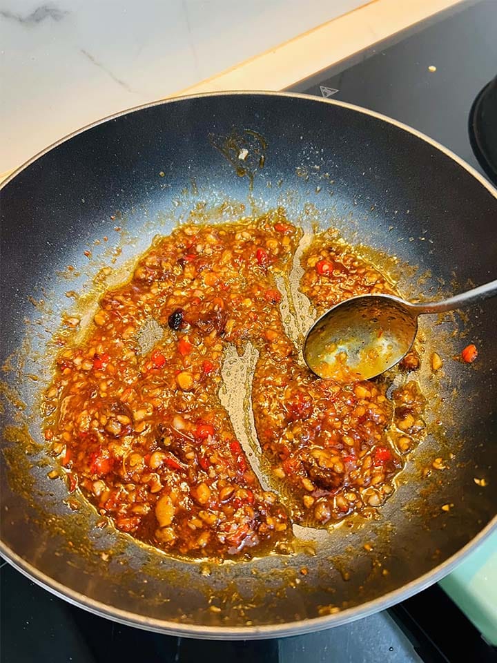 Cách làm nước sốt mực rim tỏi ớt