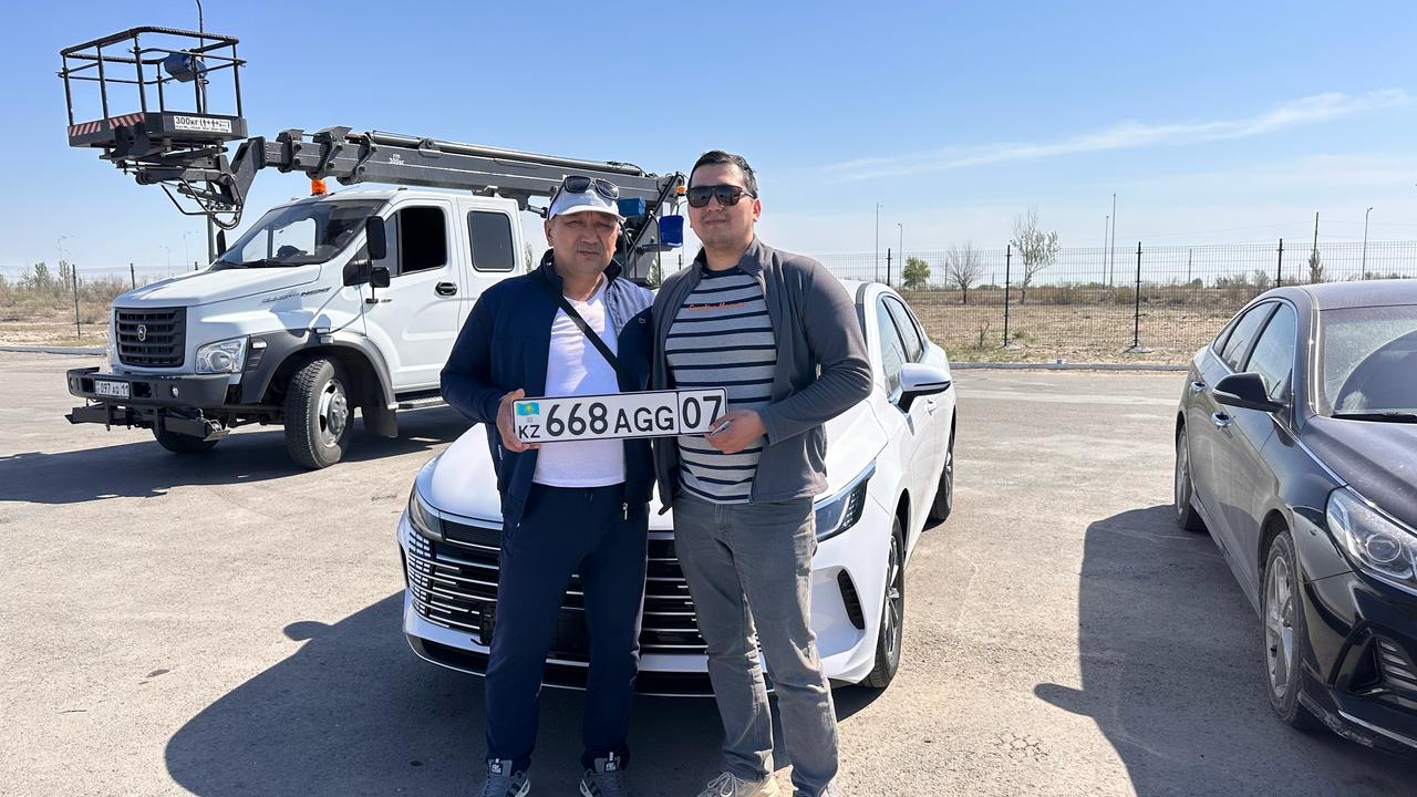 Счастливый клиент с машиной