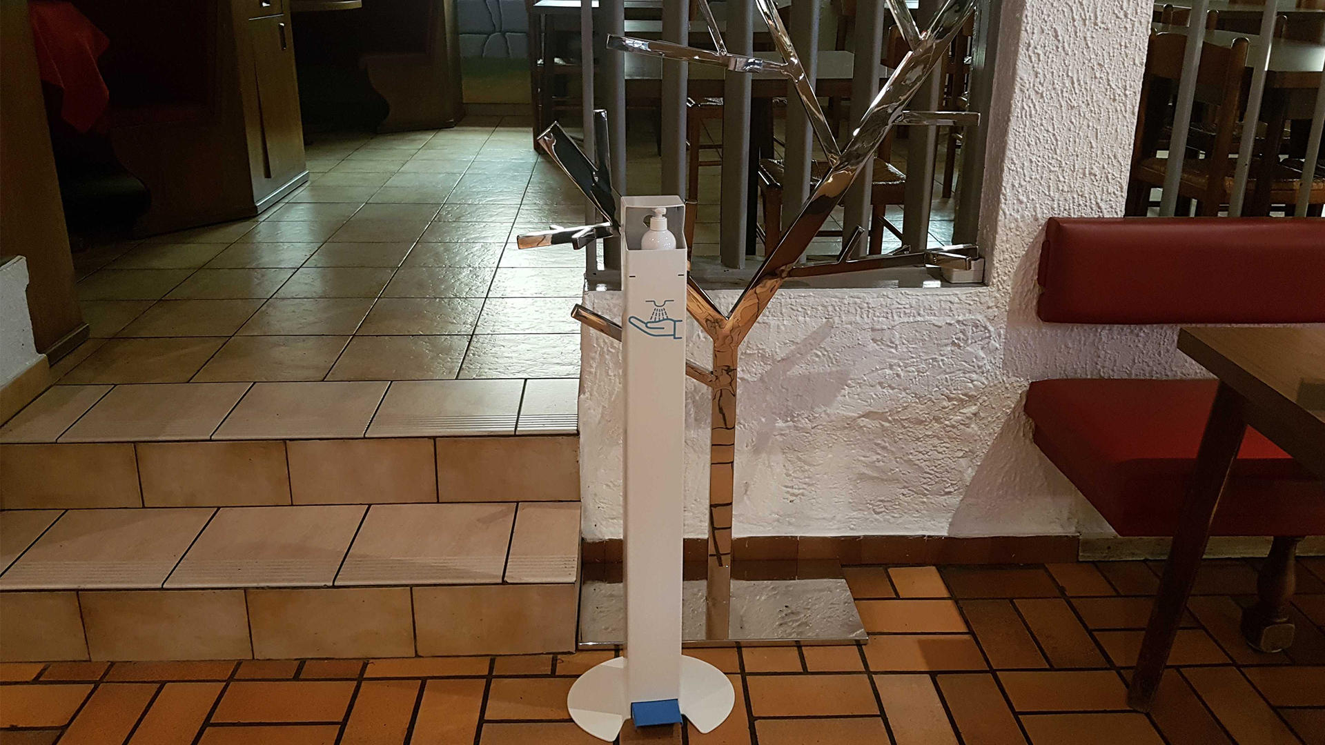Borne mécanique distributeur solution hydroalcoolique pizzeria