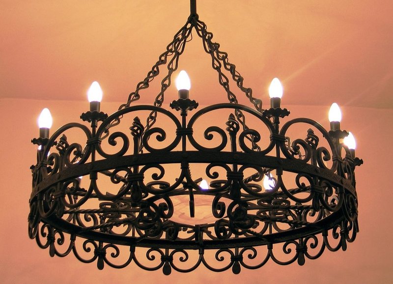 Кованые люстры — художественная ковка металла в Истре и Московской области