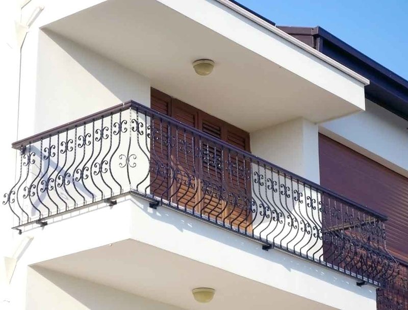 Перила и ограждения для балкона на заказ. Заказать кованый балкон в Истре. Кованые балконы, ковка в Истре, заказать кованые решетки в Истре, кованые балконы на заказ, кованые ограждения на заказ в Истринской области