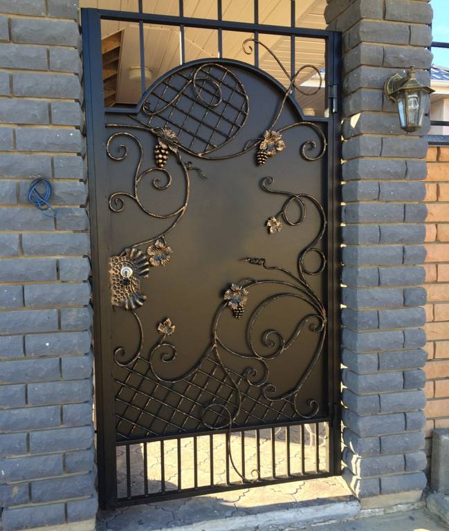 Художественная ковка в Истре, кованные изделия, кованые калитки, кованые калитки в Истре, кованые калитки для дачи, ковка в Истре, заказать кованые изделия в Истре, заказать ковку в Истре