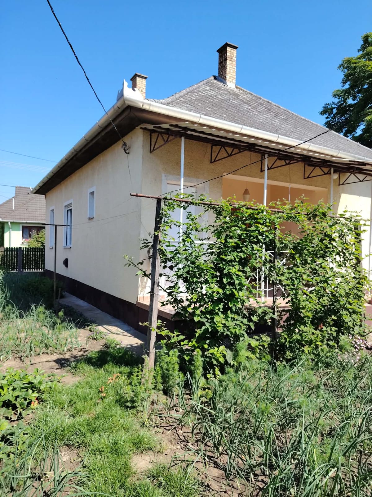 75 m²-es családi ház eladó Földesen, fedett terasszal és kerttel