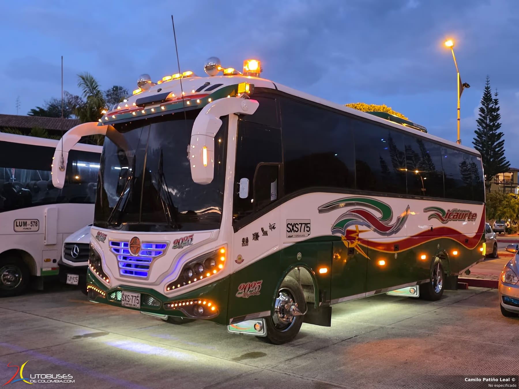 Aga Midibus Hino FC9J
