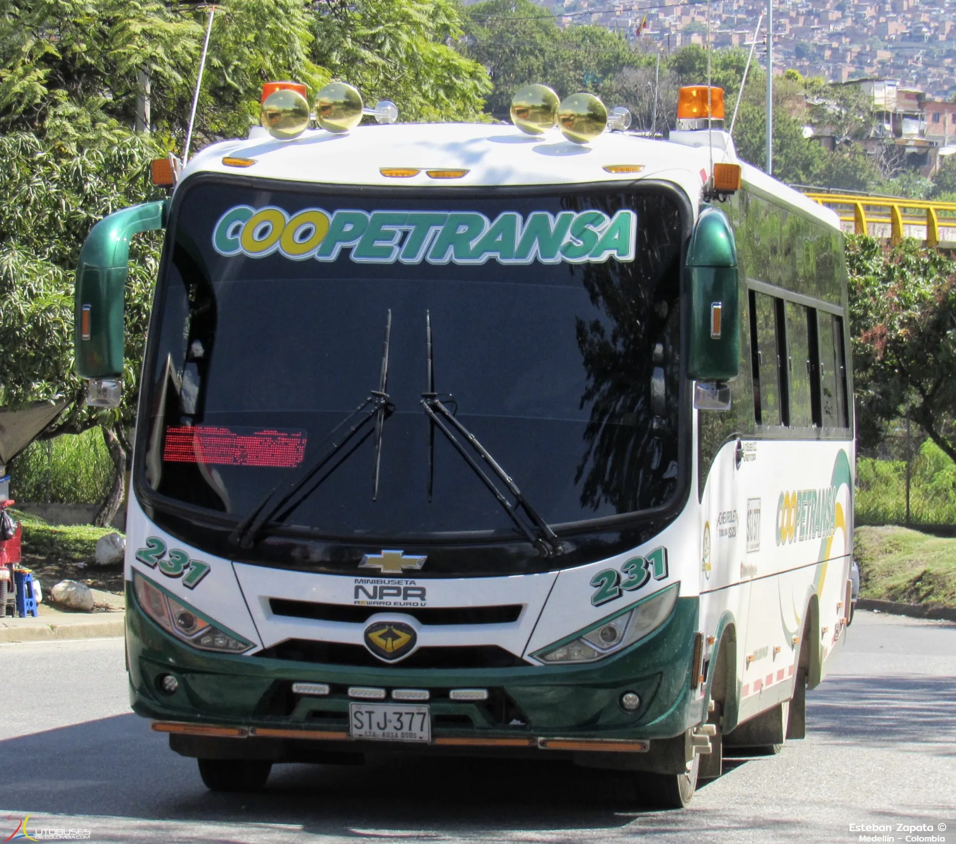 Autobuses ICC Viator Chevrolet Isuzu NPR de Coopetransa